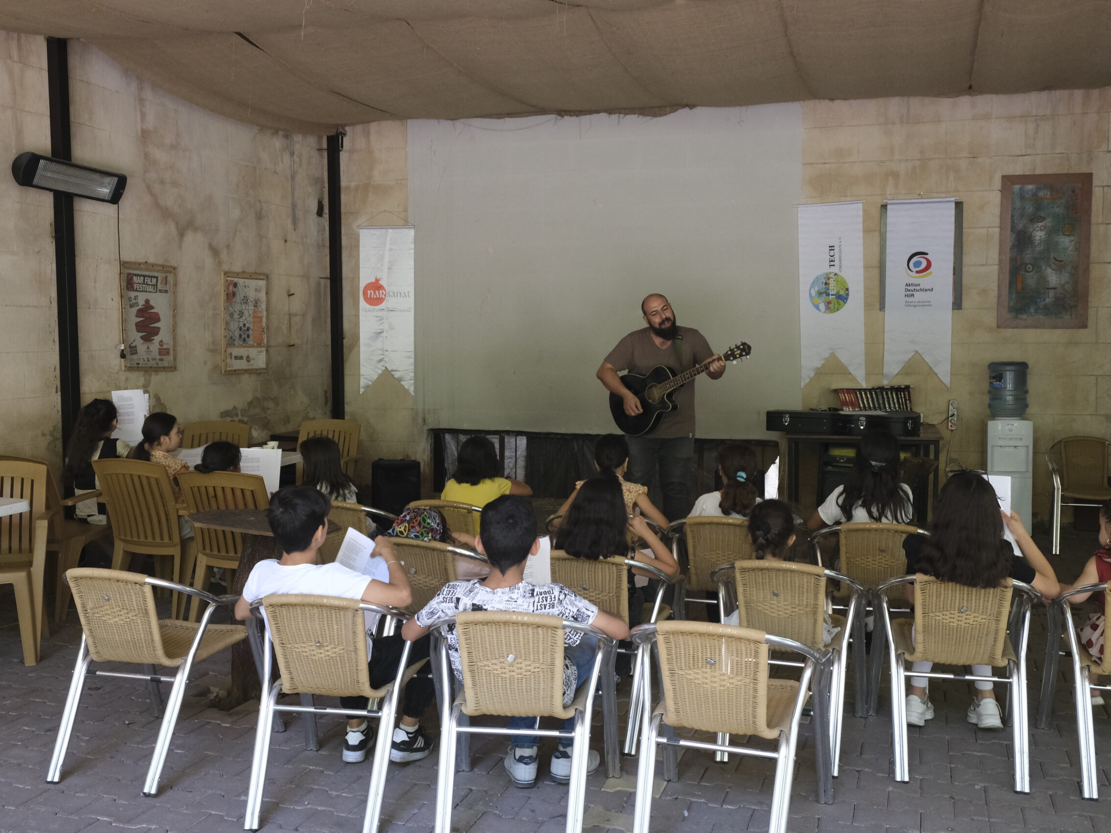 Mit dem Kinderchor wirkt Nar Sanat der Kinderarbeit entgegen.