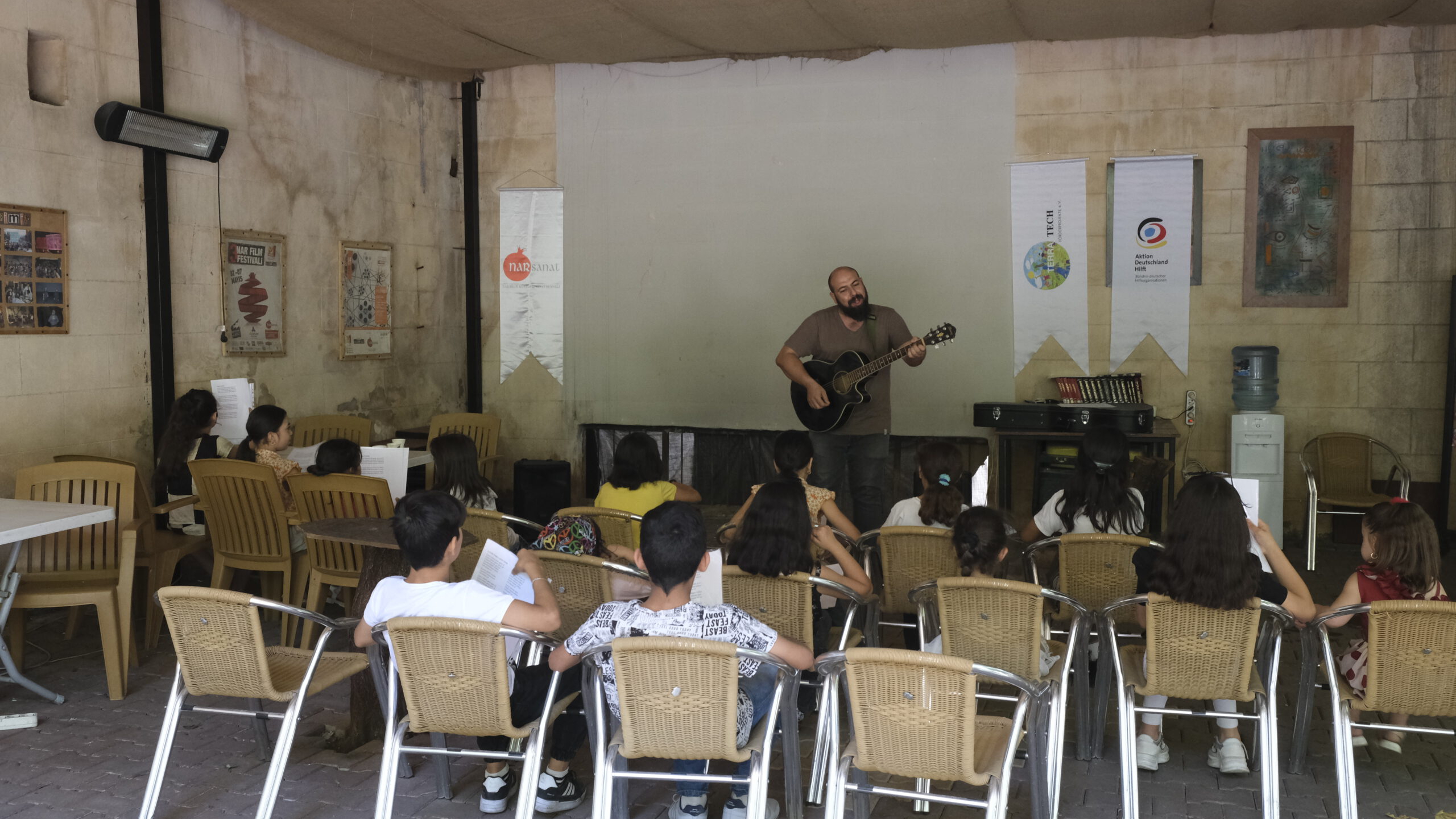 Mit dem Kinderchor wirkt Nar Sanat der Kinderarbeit entgegen.