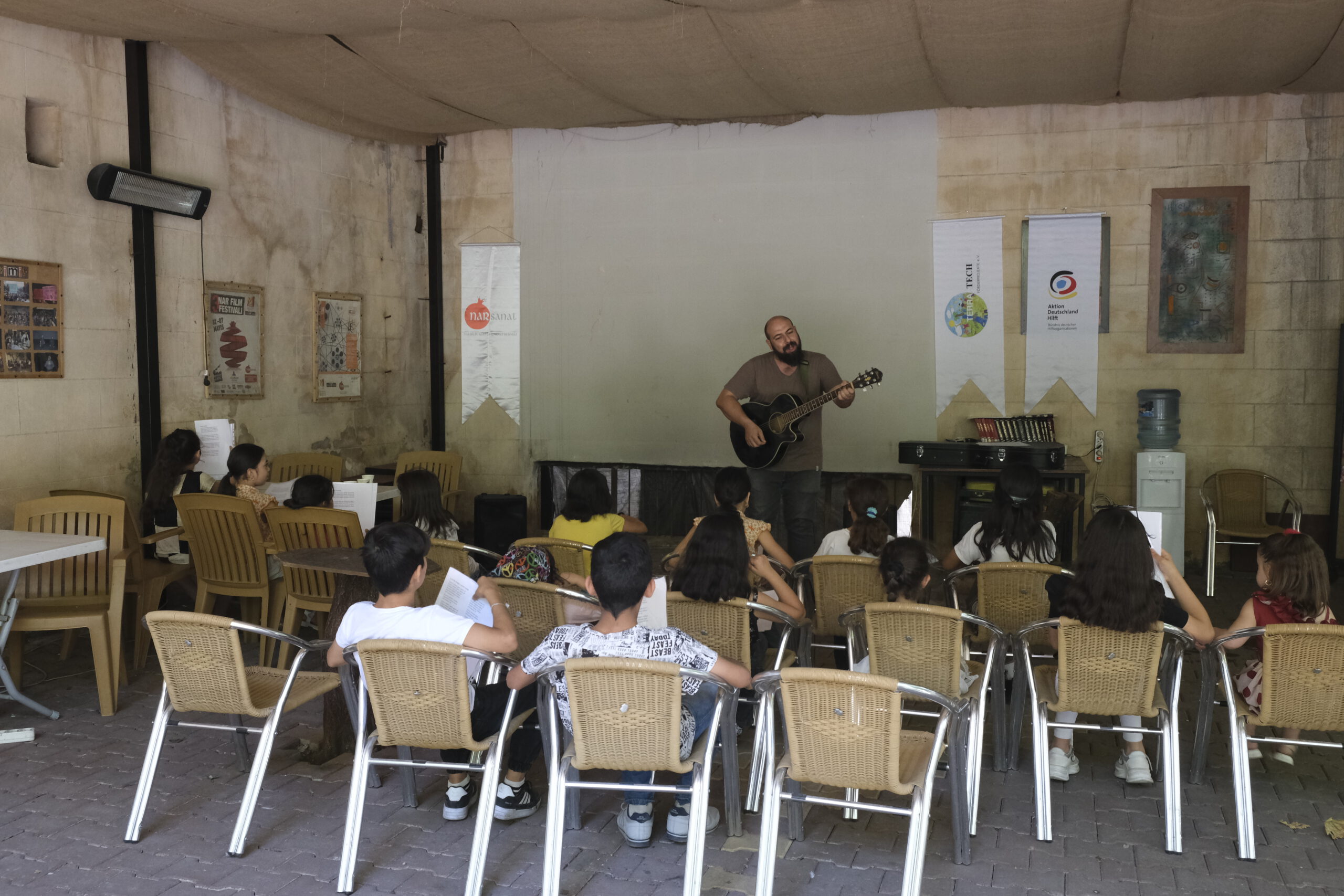 Mit dem Kinderchor wirkt Nar Sanat der Kinderarbeit entgegen.